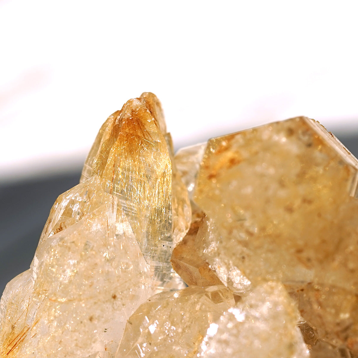 ヒマラヤ水晶 ゴールドルチル入り クラスター （Kullu Parvati Valley / クル・パールヴァティ渓谷） 原石 No.No.30   [ 画像現物・一点物 ]    [ 画像現物・一点物 ]  パワーストーン 天然石 FORESTBLUE フォレストブルー【4724】