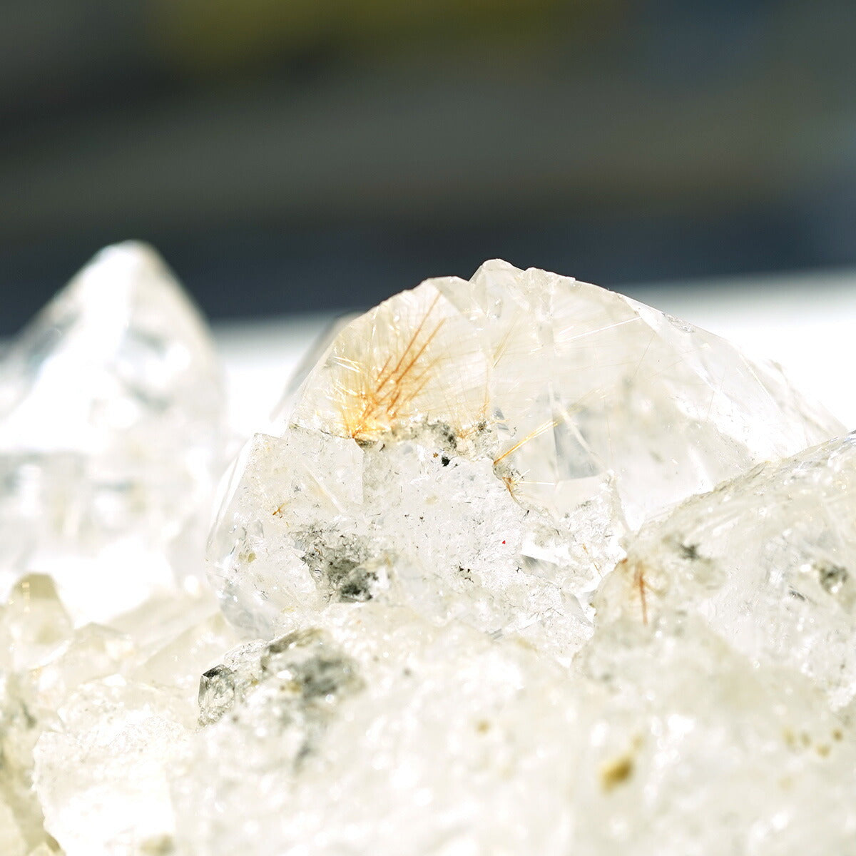 ヒマラヤ水晶 ゴールドルチル入り クラスター （Kullu Parvati Valley / クル・パールヴァティ渓谷） 原石 No.No.31   [ 画像現物・一点物 ]    [ 画像現物・一点物 ]  パワーストーン 天然石 FORESTBLUE フォレストブルー【5568】