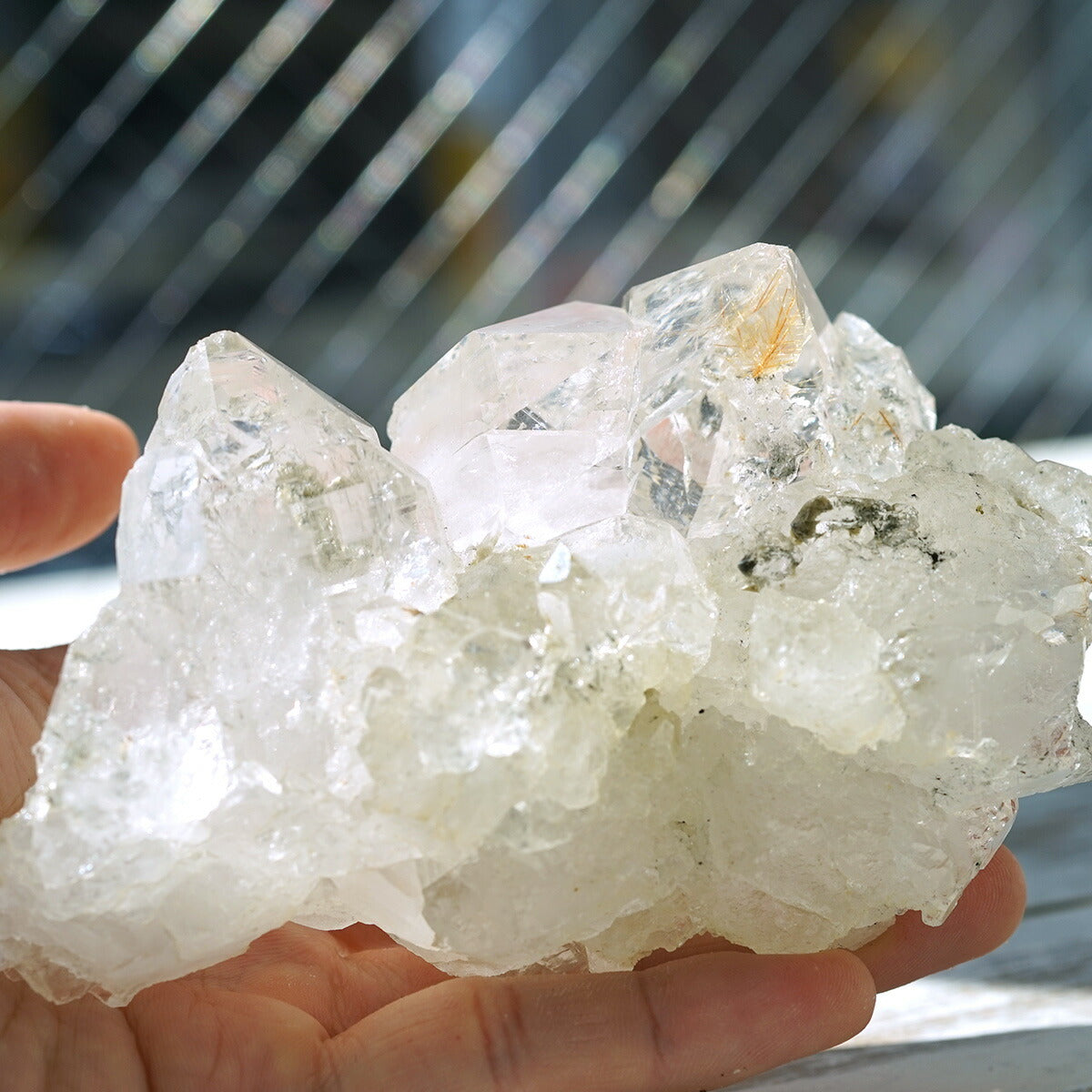 ヒマラヤ水晶 ゴールドルチル入り クラスター （Kullu Parvati Valley / クル・パールヴァティ渓谷） 原石 No.No.31   [ 画像現物・一点物 ]    [ 画像現物・一点物 ]  パワーストーン 天然石 FORESTBLUE フォレストブルー【5568】