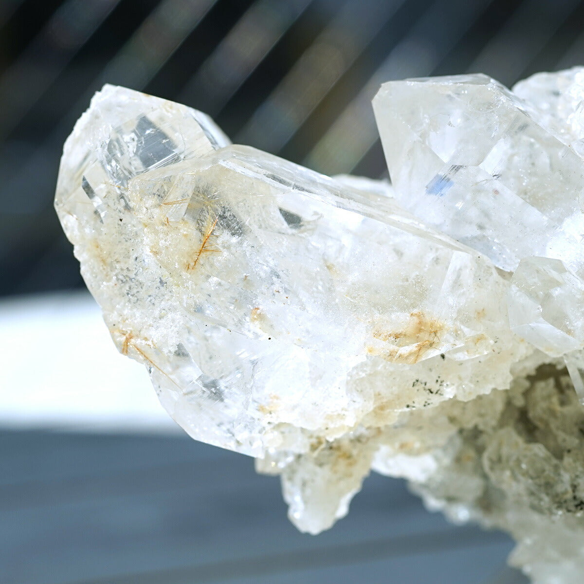 ヒマラヤ水晶 ゴールドルチル入り クラスター （Kullu Parvati Valley / クル・パールヴァティ渓谷） 原石 No.No.34   [ 画像現物・一点物 ]    [ 画像現物・一点物 ]  パワーストーン 天然石 FORESTBLUE フォレストブルー【5795】