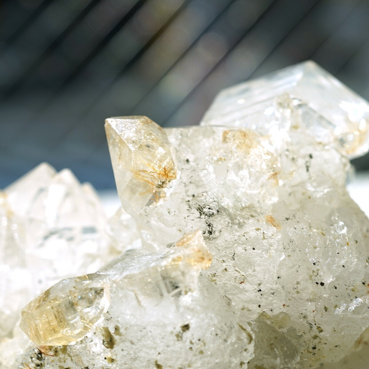 ヒマラヤ水晶 ゴールドルチル入り クラスター （Kullu Parvati Valley / クル・パールヴァティ渓谷） 原石 No.No.35   [ 画像現物・一点物 ]    [ 画像現物・一点物 ]  パワーストーン 天然石 FORESTBLUE フォレストブルー【5796】