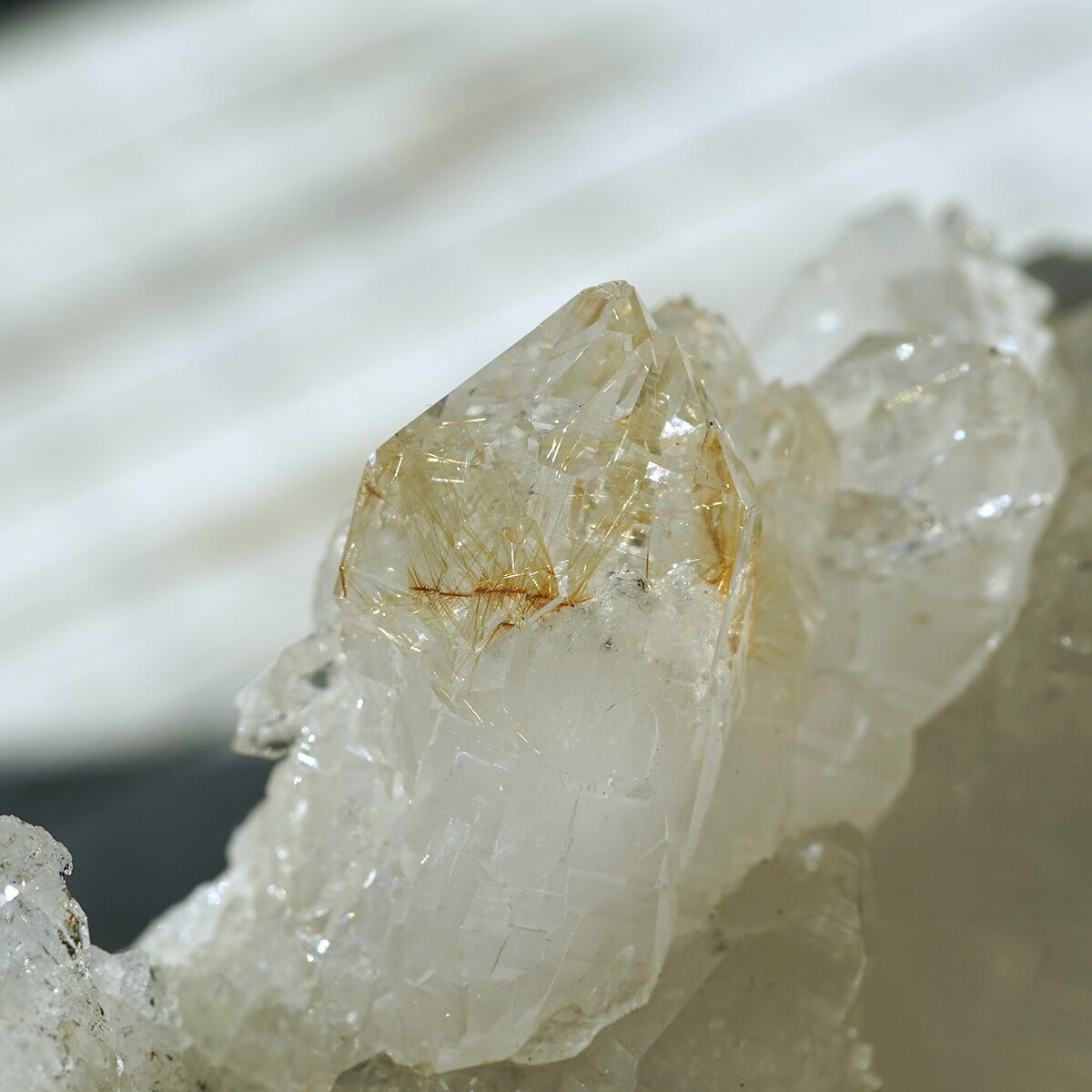 ヒマラヤ水晶 ゴールドルチル入り クラスター （Kullu Parvati Valley / クル・パールヴァティ渓谷） 原石 No.No.32   [ 画像現物・一点物 ]    [ 画像現物・一点物 ]  パワーストーン 天然石 FORESTBLUE フォレストブルー【5797】