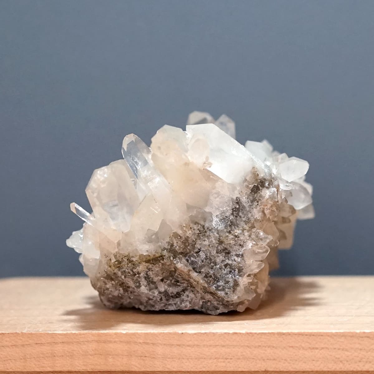 ヒマラヤ水晶 ゴールドルチル入り クラスター （Kullu Parvati Valley / クル・パールヴァティ渓谷） 原石 No.No.32   [ 画像現物・一点物 ]    [ 画像現物・一点物 ]  パワーストーン 天然石 FORESTBLUE フォレストブルー【5797】